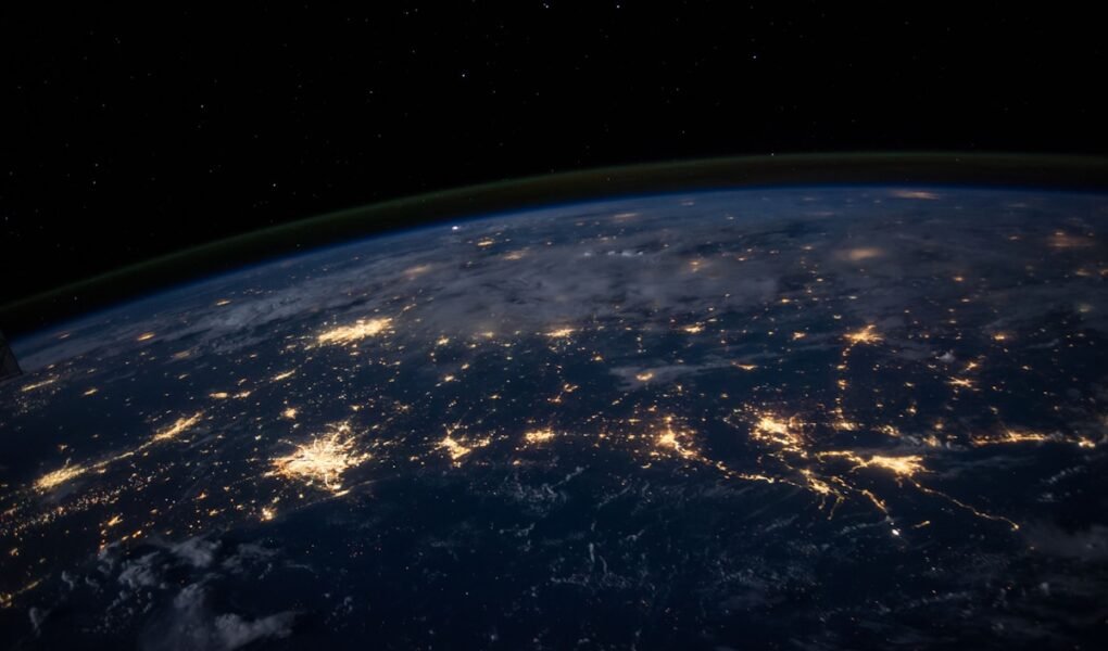 Satelite em orbita terrestre - ilustracao da internet via satelite da China Qianfan