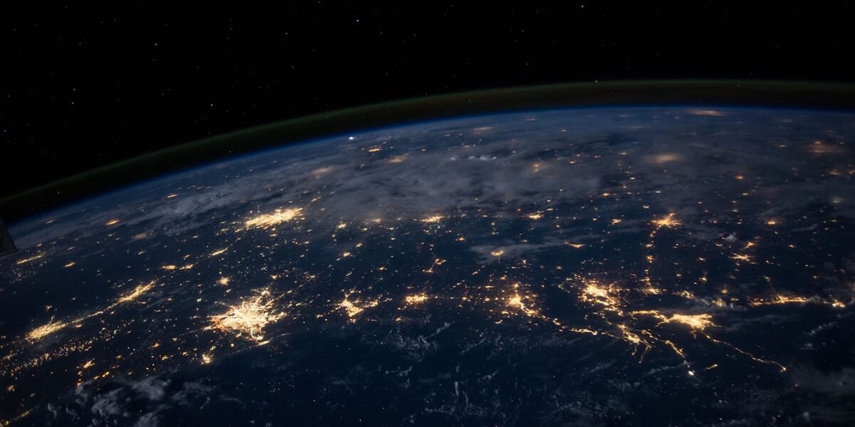 Satelite em orbita terrestre - ilustracao da internet via satelite da China Qianfan